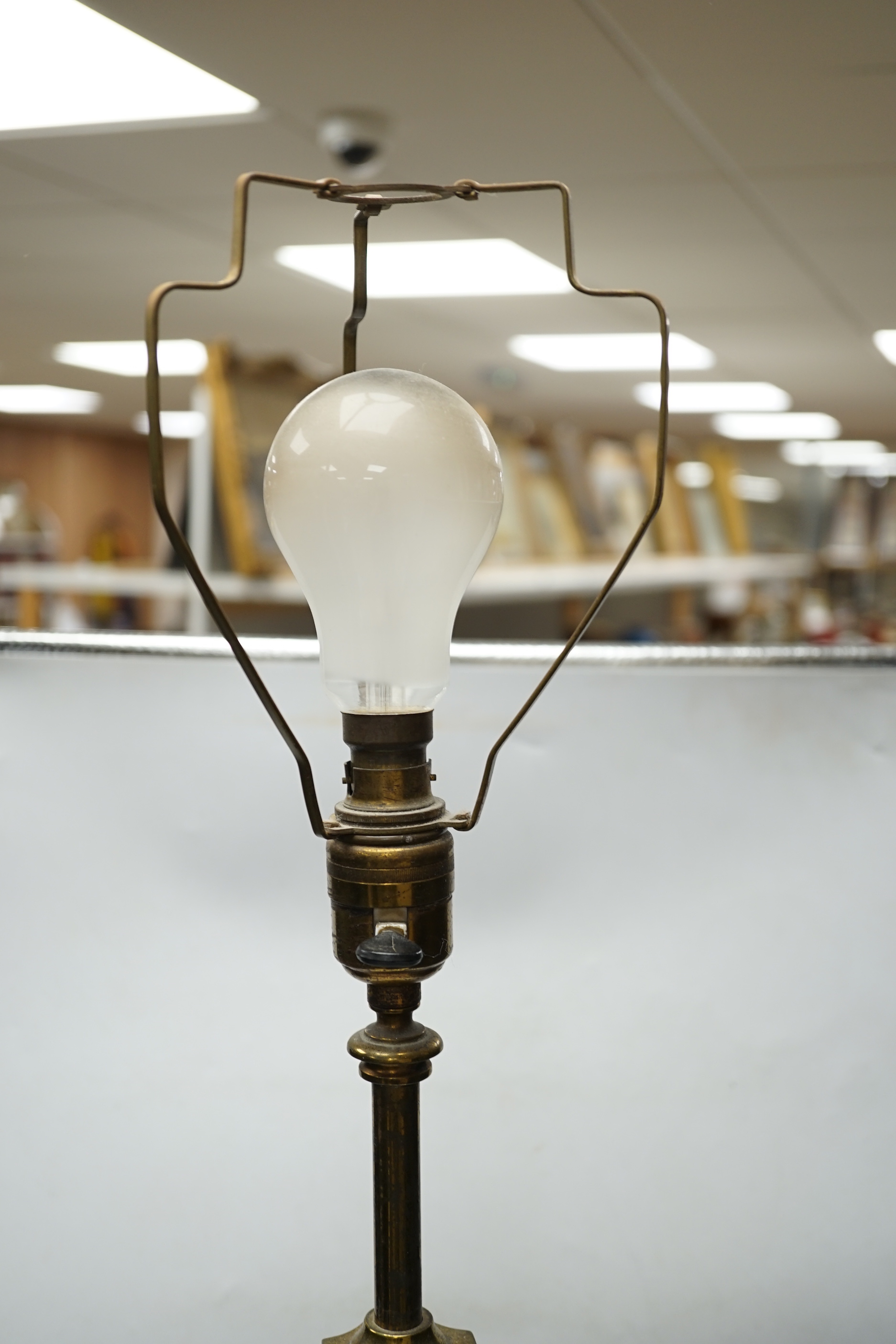 An Edwardian brass-column telescopic table lamp, 68cm high